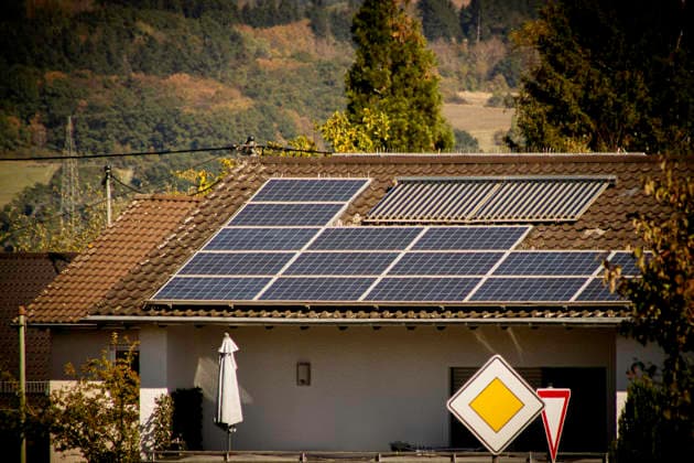 Photovoltaik und Solarthermie auf einem Wohnhaus im Saarland Photovoltaikmodule und Solarthermie-Röhrenkollektoren auf dem Dach eines Wohnhauses in Uchtelfangen, einem Ortsteil von Illingen im Saarland, Deutschland. Die Kombination aus Photovoltaik zur Stromerzeugung und Solarthermie zur Wärmeerzeugung steht beispielhaft für die private Nutzung erneuerbarer Energien, dezentrale Energieversorgung und die Energiewende im Gebäudebereich. Aufgenommen in Illingen-Uchtelfangen, Saarland, im September 2026.