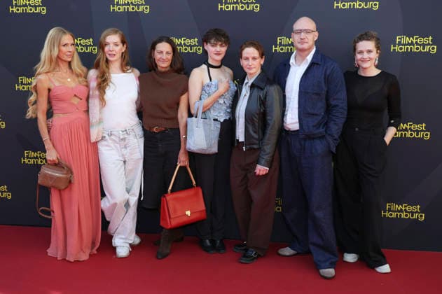 Jenny Elvers, Pheline Roggan, Catrin Striebeck, Johanna Polley, Eva Maria Jost, Jan Kessen und Zarah Schrade bei der Premiere des Kinofilms Hygge auf dem 34. Filmfest Hamburg 2026 im Cinemaxx Dammtor. Hamburg, 25.09.2026