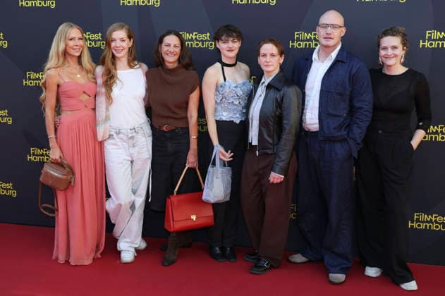 Jenny Elvers, Pheline Roggan, Catrin Striebeck, Johanna Polley, Eva Maria Jost, Jan Kessen und Zarah Schrade bei der Premiere des Kinofilms Hygge auf dem 34. Filmfest Hamburg 2026 im Cinemaxx Dammtor. Hamburg, 25.09.2026