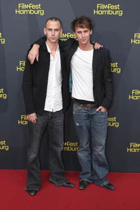 Emil Belton mit Bruder Oskar Belton bei der Premiere der ARD-Serie Friesenjunkies auf dem 34. Filmfest Hamburg 2026 im Cinemaxx Dammtor. Hamburg, 25.09.2026