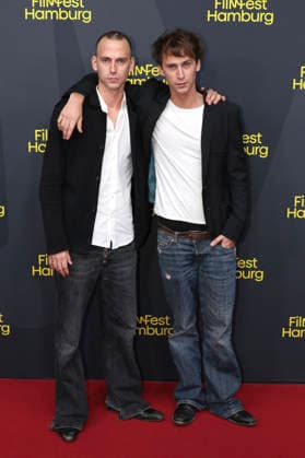 Emil Belton mit Bruder Oskar Belton bei der Premiere der ARD-Serie Friesenjunkies auf dem 34. Filmfest Hamburg 2026 im Cinemaxx Dammtor. Hamburg, 25.09.2026