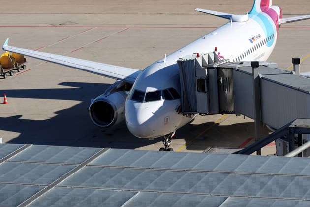 25.09.2026, xsvx, Reise, Urlaub,Wirtschaft, emwir, D-AGWM, Airbus A319-132, Airbus A319, A319, Eurowings, Lufthansa Group, Eurowings Flugzeug, Flughafen Stuttgart, Stuttgart Airport, STR, Fluggastbrücke, Passenger Boarding Bridge, Jet Bridge, Gate, Vorfeld, Apron, Flugzeugabfertigung, Ground Handling, Passagierflugzeug, Verkehrsflugzeug, Airliner, Photovoltaik, Solarmodule, Solar Panels, Flughafeninfrastruktur, Aviation, Aviation Photography, Plane Spotting Stuttgart