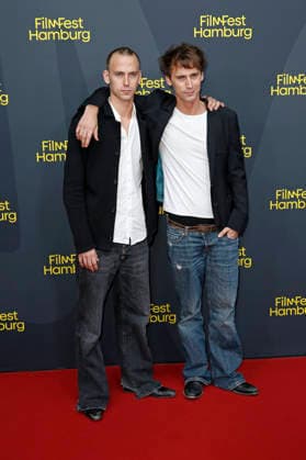 Emil Belton mit Bruder Oskar Belton bei der Premiere der ARD-Serie Friesenjunkies auf dem 34. Filmfest Hamburg 2026 im Cinemaxx Dammtor. Hamburg, 25.09.2026
