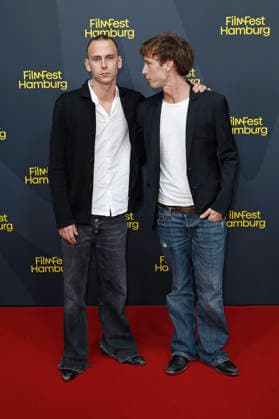 Emil Belton mit Bruder Oskar Belton bei der Premiere der ARD-Serie Friesenjunkies auf dem 34. Filmfest Hamburg 2026 im Cinemaxx Dammtor. Hamburg, 25.09.2026