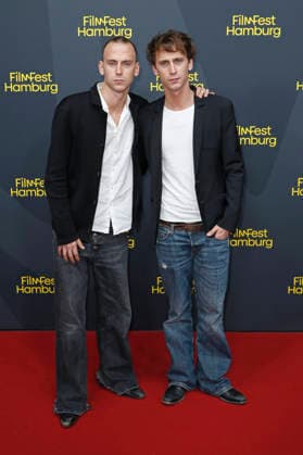Emil Belton mit Bruder Oskar Belton bei der Premiere der ARD-Serie Friesenjunkies auf dem 34. Filmfest Hamburg 2026 im Cinemaxx Dammtor. Hamburg, 25.09.2026