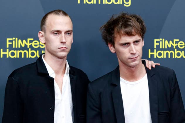 Emil Belton mit Bruder Oskar Belton bei der Premiere der ARD-Serie Friesenjunkies auf dem 34. Filmfest Hamburg 2026 im Cinemaxx Dammtor. Hamburg, 25.09.2026