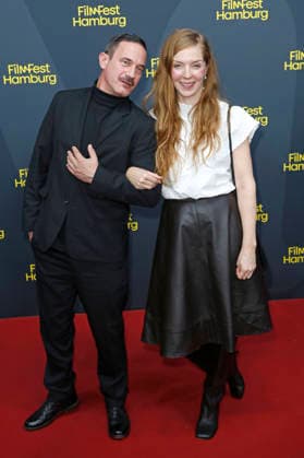 Sönke Möhring und Pheline Roggan bei der Premiere der ARD-Serie Friesenjunkies auf dem 34. Filmfest Hamburg 2026 im Cinemaxx Dammtor. Hamburg, 25.09.2026
