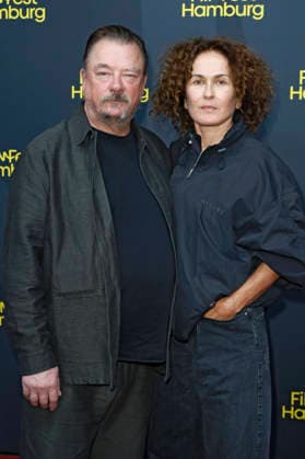 Peter Kurth und Marie-Lou Sellem bei der Premiere der ARD-Serie Friesenjunkies auf dem 34. Filmfest Hamburg 2026 im Cinemaxx Dammtor. Hamburg, 25.09.2026