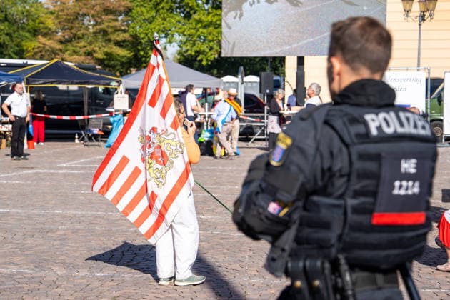 Reichsbürger marschieren in Darmstadt auf: Tausende Menschen mobilisieren zum Gegenprotest - Kaiserreich-Fahnen, Protest und Polizei Großeinsatz - 1500 Reichsbürger angekündigt (REPORTER VORORT) 7aIMG: 0574196 Reichsbürger marschieren in Darmstadt auf: Hunderte Menschen mobilisieren zum GegenprotestHessen, Darmstadt, Deutschland Copyright: 7aktuell.dex x7aktuell 0574196 20260925_7a_REICHSBUERGERDARMSTADT_574196