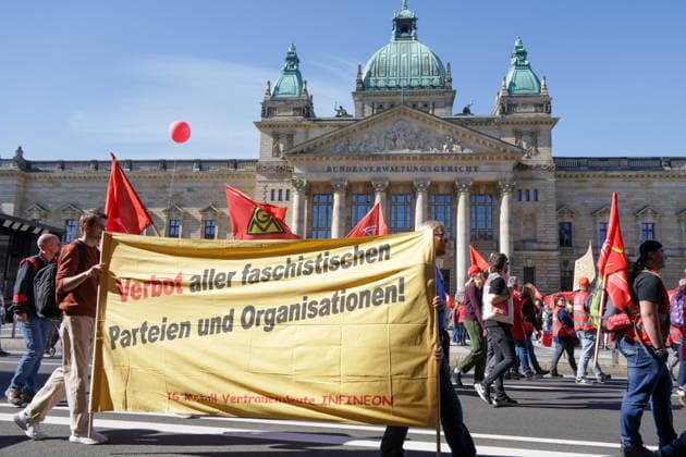 Leipzig: Rund 1.000 Teilnehmer bei DGB-Zubringerdemonstration für einen starken Sozialstaat Am Samstagvormittag zieht eine Zubringerdemonstration im Rahmen des bundesweiten Aktionstages des Deutschen Gewerkschaftsbundes (DGB) durch Leipzig. Für den Aufzug waren im Vorfeld rund 2.500 Teilnehmer angekündigt. Nach einer ersten Einschätzung vor Ort beteiligen sich an diesem Demonstrationszug rund 1.000 Menschen. Unter dem Motto Für einen starken Sozialstaat! führt der Aufzug vom Volkshaus über die Karl-Liebknecht-Straße, den Peterssteinweg, die Straße des 17. Juni und die Harkortstraße in Richtung Simsonplatz. Dort soll die Demonstration in die zentrale Kundgebung des Aktionstages münden. Parallel ist ein weiterer Zubringer-Au Copyright: xEHLxMedia BjörnxStachx 20260926_leipzig-sozialstaat-demo_15