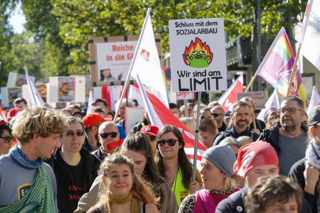 Leipzig: Rund 1.000 Teilnehmer bei DGB-Zubringerdemonstration für einen starken Sozialstaat Am Samstagvormittag zieht eine Zubringerdemonstration im Rahmen des bundesweiten Aktionstages des Deutschen Gewerkschaftsbundes (DGB) durch Leipzig. Für den Aufzug waren im Vorfeld rund 2.500 Teilnehmer angekündigt. Nach einer ersten Einschätzung vor Ort beteiligen sich an diesem Demonstrationszug rund 1.000 Menschen. Unter dem Motto Für einen starken Sozialstaat! führt der Aufzug vom Volkshaus über die Karl-Liebknecht-Straße, den Peterssteinweg, die Straße des 17. Juni und die Harkortstraße in Richtung Simsonplatz. Dort soll die Demonstration in die zentrale Kundgebung des Aktionstages münden. Parallel ist ein weiterer Zubringer-Au Copyright: xEHLxMedia BjörnxStachx 20260926_leipzig-sozialstaat-demo_6