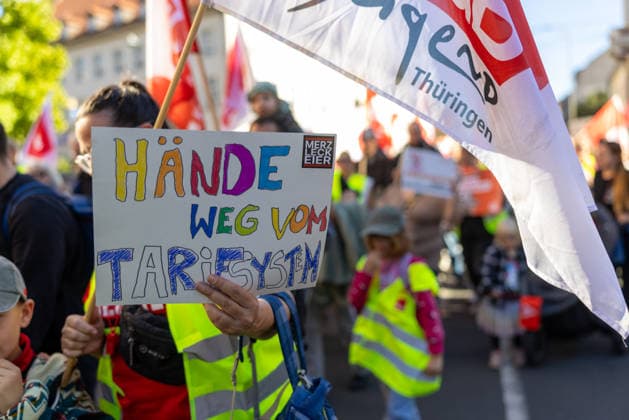 Demo gegen den Sozialabbau Erfurt 26092026 - Schild mit der Aufschrift Haende weg vom Tarifsystem +++ In Erfurt (Thueringen) haben mehrere Tausend Menschen gegen die Plaene der Regierung zum Abbau des Sozialstaates protestiert. Darunter auch Mitarbeitende aus dem Pflegebereich und dem Gesundheitswesen sowie Sozialbereich.