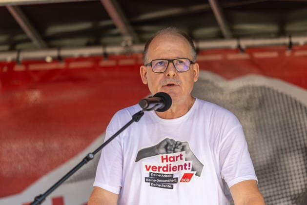 Demo gegen den Sozialabbau Erfurt 26092026 - Stefan Koerzell (Körzell), Stellvertretender Vorsitzender des Deutschen Gewerkschaftsbundes (DGB) +++ In Erfurt (Thueringen) haben mehrere Tausend Menschen gegen die Plaene der Regierung zum Abbau des Sozialstaates protestiert. Darunter auch Mitarbeitende aus dem Pflegebereich und dem Gesundheitswesen sowie Sozialbereich.