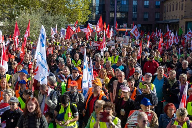 Demo gegen den Sozialabbau Erfurt 26092026 - In Erfurt (Thueringen) haben mehrere Tausend Menschen gegen die Plaene der Regierung zum Abbau des Sozialstaates protestiert. Darunter auch Mitarbeitende aus dem Pflegebereich und dem Gesundheitswesen sowie Sozialbereich.