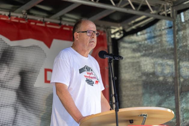 Demo gegen den Sozialabbau Erfurt 26092026 - Stefan Koerzell (Körzell), Stellvertretender Vorsitzender des Deutschen Gewerkschaftsbundes (DGB) +++ In Erfurt (Thueringen) haben mehrere Tausend Menschen gegen die Plaene der Regierung zum Abbau des Sozialstaates protestiert. Darunter auch Mitarbeitende aus dem Pflegebereich und dem Gesundheitswesen sowie Sozialbereich.