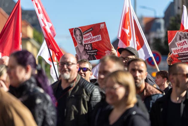 Demo gegen den Sozialabbau Erfurt 26092026 - In Erfurt (Thueringen) haben mehrere Tausend Menschen gegen die Plaene der Regierung zum Abbau des Sozialstaates protestiert. Darunter auch Mitarbeitende aus dem Pflegebereich und dem Gesundheitswesen sowie Sozialbereich.