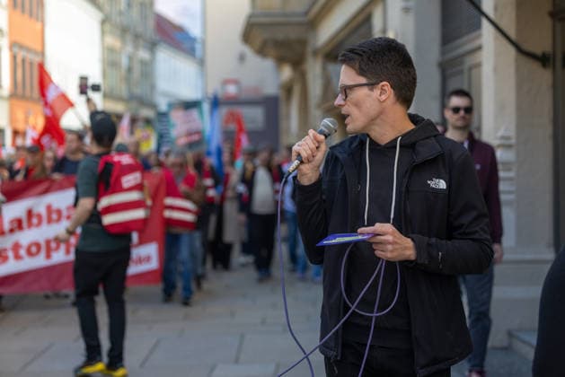 Demo gegen den Sozialabbau Erfurt 26092026 - Christian Schaft, Fraktionsvorsitzender der Fraktion die Linke im Thueringer Landtag +++ In Erfurt (Thueringen) haben mehrere Tausend Menschen gegen die Plaene der Regierung zum Abbau des Sozialstaates protestiert. Darunter auch Mitarbeitende aus dem Pflegebereich und dem Gesundheitswesen sowie Sozialbereich.