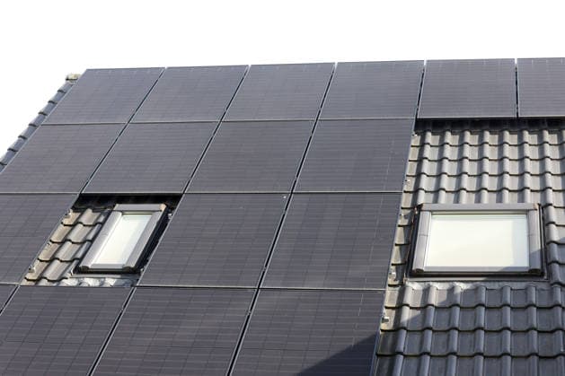 Photovoltaik, Solarkollektoren auf dem Dach eine Hauses in Siegen. Die Sonne scheint. Symbolbild Energiepolitik am 26.09.2026 in Siegen Deutschland.