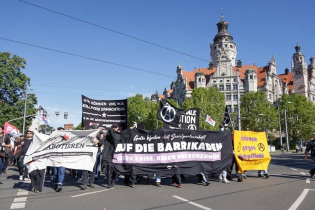 Leipzig: Tausende Teilnehmer bei Kundgebung für einen starken Sozialstaat Am Samstagmittag kommen auf dem Simsonplatz in Leipzig die Teilnehmer mehrerer Demonstrationszüge zu einer zentralen Kundgebung im Rahmen des bundesweiten Aktionstages des Deutschen Gewerkschaftsbundes (DGB) zusammen. Unter dem Motto Rote Karte dem Kahlschlag Hände weg von unserem Sozialstaat! richtet sich der Protest gegen geplante Einschnitte bei sozialen Sicherungssystemen und Arbeitnehmerrechten. Nach einer groben Einschätzung vor Ort beteiligen sich an der Kundgebung und den zusammengekommenen Demonstrationszügen etwa 2.000 bis 3.000 Menschen. Eine belastbare Teilnehmerzahl liegt zum gegenwärtigen Zeitpunkt nicht vor. Im hinteren Bereich des Versa Copyright: xEHLxMedia BjörnxStachx 20260926_leipzig-sozialsstaat-demo_22