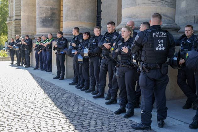 Leipzig: Tausende Teilnehmer bei Kundgebung für einen starken Sozialstaat Am Samstagmittag kommen auf dem Simsonplatz in Leipzig die Teilnehmer mehrerer Demonstrationszüge zu einer zentralen Kundgebung im Rahmen des bundesweiten Aktionstages des Deutschen Gewerkschaftsbundes (DGB) zusammen. Unter dem Motto Rote Karte dem Kahlschlag Hände weg von unserem Sozialstaat! richtet sich der Protest gegen geplante Einschnitte bei sozialen Sicherungssystemen und Arbeitnehmerrechten. Nach einer groben Einschätzung vor Ort beteiligen sich an der Kundgebung und den zusammengekommenen Demonstrationszügen etwa 2.000 bis 3.000 Menschen. Eine belastbare Teilnehmerzahl liegt zum gegenwärtigen Zeitpunkt nicht vor. Im hinteren Bereich des Versa Copyright: xEHLxMedia BjörnxStachx 20260926_leipzig-sozialsstaat-demo_37