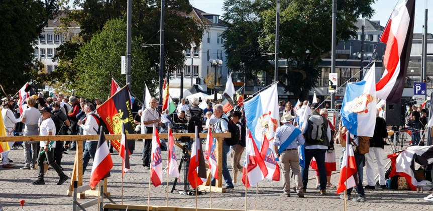 Reichsbürger Treffen 26.09.2026 Aufzug durch Darmstadt Innenstadt mit Fahnen und historischen Symbolen beabsichtigen Teilnehmer des Reichsbürger Treffen trotz Gegendemonstrationen und Auflagen hier Kundgebung auf dem Karolinenplatz Darmstadt Hessen Deutschland