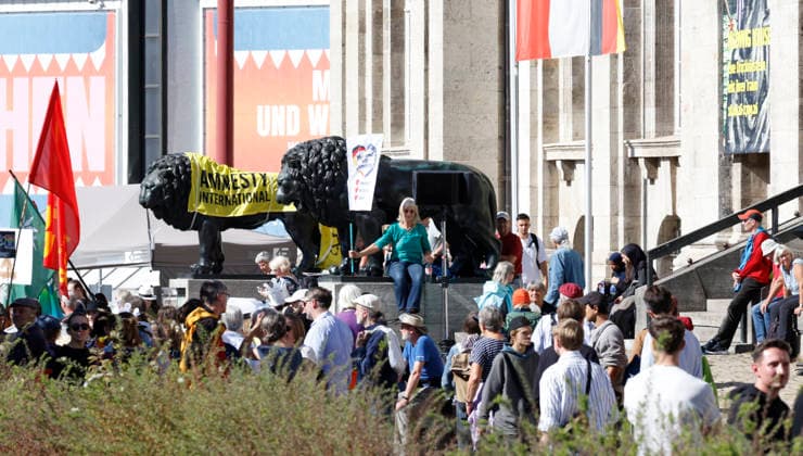 Reichsbürger Treffen 26.09.2026 Aufzug durch Darmstadt Innenstadt mit Fahnen und historischen Symbolen beabsichtigen Teilnehmer des Reichsbürger Treffen trotz Gegendemonstrationen und Auflagen hier Kundgebung auf dem Karolinenplatz Darmstadt Hessen Deutschland