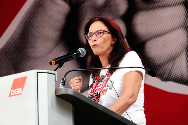 Die Vorsitzende des Deutschen Gewerkschaftsbunds (DGB), Yasmin Fahimi (Foto vom 26.09.2026), wirbt fuer gemeinsam und sozial gerecht gestaltete Reformen in Deutschland. Wir sind bereit fuer Veraenderung , sagte sie am 26.09.2026 beim DGB-Protesttag gegen die Reformvorhaben der Bundesregierung im sozialen Bereich auf dem Essener Burgplatz. Aber nicht, indem unsere Rechte geschliffen, unsere soziale Sicherheit gekuerzt und unsere Lebensleistung entwertet werden. Laut DGB gingen in 15 Staedten deutschlandweit Tausende Menschen auf die Strasse. (Siehe epd-Meldung vom 26.09.2026) EDITORIAL USE ONLY