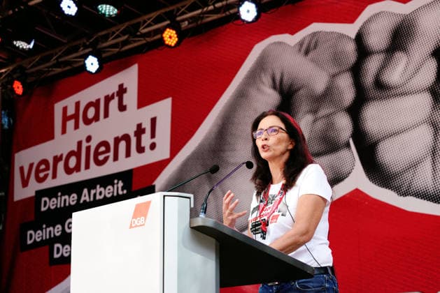 Die Vorsitzende des Deutschen Gewerkschaftsbunds (DGB), Yasmin Fahimi (Foto vom 26.09.2026), wirbt fuer gemeinsam und sozial gerecht gestaltete Reformen in Deutschland. Wir sind bereit fuer Veraenderung , sagte sie am 26.09.2026 beim DGB-Protesttag gegen die Reformvorhaben der Bundesregierung im sozialen Bereich auf dem Essener Burgplatz. Aber nicht, indem unsere Rechte geschliffen, unsere soziale Sicherheit gekuerzt und unsere Lebensleistung entwertet werden. Laut DGB gingen in 15 Staedten deutschlandweit Tausende Menschen auf die Strasse. (Siehe epd-Meldung vom 26.09.2026) EDITORIAL USE ONLY