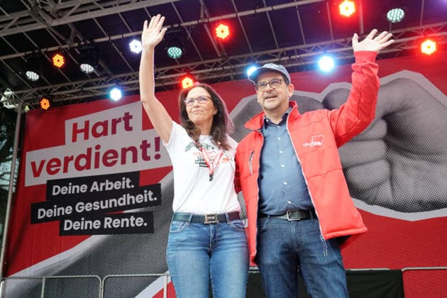 Die Vorsitzende des Deutschen Gewerkschaftsbunds (DGB), Yasmin Fahimi (l.) und Thorben Albrecht, Vorsitzender des DGB NRW auf der Buehne beim DGB-Protesttag in Essen (Foto vom 26.09.2026). Fahimi wirbt fuer gemeinsam und sozial gerecht gestaltete Reformen in Deutschland. Wir sind bereit fuer Veraenderung , sagte sie am 26.09.2026 beim DGB-Protesttag gegen die Reformvorhaben der Bundesregierung im sozialen Bereich auf dem Essener Burgplatz. Aber nicht, indem unsere Rechte geschliffen, unsere soziale Sicherheit gekuerzt und unsere Lebensleistung entwertet werden. Laut DGB gingen in 15 Staedten deutschlandweit Tausende Menschen auf die Strasse. (Siehe epd-Meldung vom 26.09.2026) EDITORIAL USE ONLY