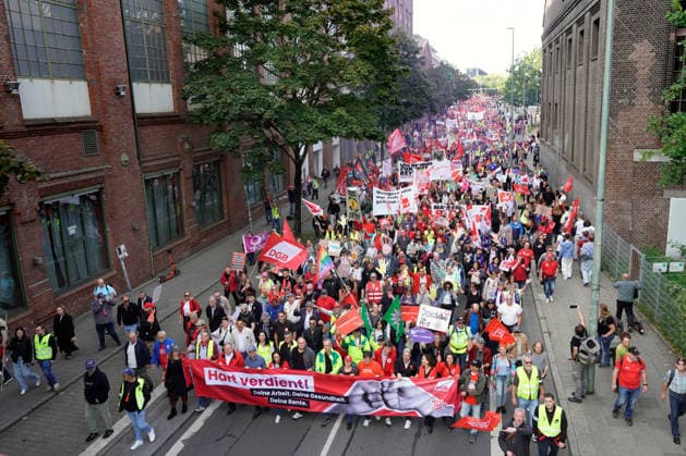 DGB-Protesttag gegen die Reformvorhaben der Bundesregierung im sozialen Bereich, aufgenommen in Essen (Foto vom 26.09.2026). Die Proteste richten sich unter anderem gegen eine drohende Abschaffung des Acht-Stunden-Tages, die Attestpflicht ab dem ersten Krankheitstag, hoehere Zuzahlungen fuer Versicherte im Gesundheitsbereich, ein schrittweises Steigen des Renteneintrittsalters, schlechtere Bedingungen fuer Altersteilzeit und die Streichung der abschlagsfreien Rente nach 45 Versicherungsjahren. Laut DGB gingen in 15 Staedten deutschlandweit Tausende Menschen auf die Strasse. (Siehe epd-Meldung vom 26.09.2026) EDITORIAL USE ONLY