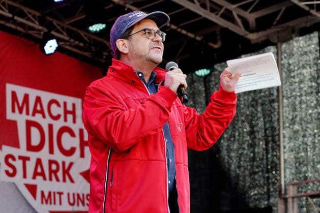 Thorben Albrecht, Vorsitzender des DGB NRW, auf der Buehne beim DGB-Protesttag gegen die Reformvorhaben der Bundesregierung im sozialen Bereich, aufgenommen in Essen (Foto vom 26.09.2026). Die Proteste richten sich unter anderem gegen eine drohende Abschaffung des Acht-Stunden-Tages, die Attestpflicht ab dem ersten Krankheitstag, hoehere Zuzahlungen fuer Versicherte im Gesundheitsbereich, ein schrittweises Steigen des Renteneintrittsalters, schlechtere Bedingungen fuer Altersteilzeit und die Streichung der abschlagsfreien Rente nach 45 Versicherungsjahren. Laut DGB gingen in 15 Staedten deutschlandweit Tausende Menschen auf die Strasse. (Siehe epd-Meldung vom 26.09.2026) EDITORIAL USE ONLY