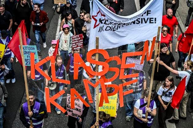 Große Demonstration mit über 10000 Tausenden Demonstranten orgaisiert vom DGB. Die Demonstration zog von der Altendorferstraße in Richtung Innenstadt und endete auf dem Burgplatz mit einer Kundgebung. Das Motto: Hart verdient! Die Demo richtet sich gegen das Rerormpaket der Bundesregierung unter Bundeskanzler Merz. ** NUR FÜR REDAKTIONELLE ZWECKE ** EDITORIAL USE ONLY **<p>Tausende Demonstranten ziehen über die Straße mit Plakaten und Fahnen am Samstag, dem 26 09 2026. Große Demonstration mit über 10000 Tausenden Demonstranten orgaisiert vom DGB. Die Demonstration zog von der Altendorferstraße in Richtung Innenstadt und endete auf dem Burgplatz mit einer Kundgebung. Das Motto: Hart verdient! Die Demo richtet sich gegen das Rerormp Copyright: KerstinxKokoska doc87rpg05bvdl12vgngnl1 ,EDITORIAL USE ONLY
