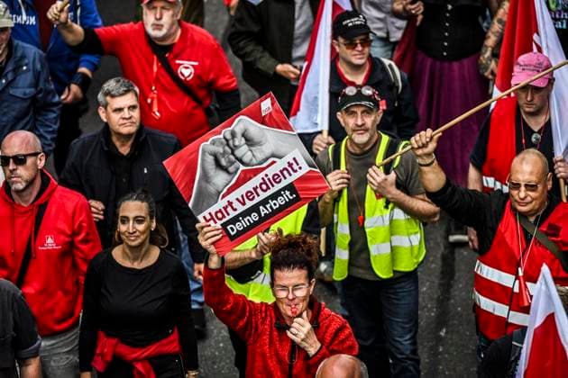 Große Demonstration mit über 10000 Tausenden Demonstranten orgaisiert vom DGB. Die Demonstration zog von der Altendorferstraße in Richtung Innenstadt und endete auf dem Burgplatz mit einer Kundgebung. Das Motto: Hart verdient! Die Demo richtet sich gegen das Rerormpaket der Bundesregierung unter Bundeskanzler Merz. ** NUR FÜR REDAKTIONELLE ZWECKE ** EDITORIAL USE ONLY **<p>Tausende Demonstranten ziehen über die Straße mit Plakaten und Fahnen am Samstag, dem 26 09 2026. Große Demonstration mit über 10000 Tausenden Demonstranten orgaisiert vom DGB. Die Demonstration zog von der Altendorferstraße in Richtung Innenstadt und endete auf dem Burgplatz mit einer Kundgebung. Das Motto: Hart verdient! Die Demo richtet sich gegen das Rerormp Copyright: KerstinxKokoska doc87rpfw6pi9i986wqaa6 ,EDITORIAL USE ONLY