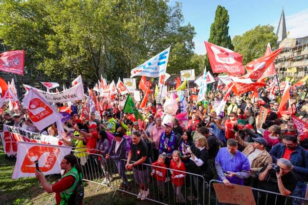 DGB-Protesttag gegen die Reformvorhaben der Bundesregierung im sozialen Bereich, aufgenommen in Essen (Foto vom 26.09.2026). Die Proteste richten sich unter anderem gegen eine drohende Abschaffung des Acht-Stunden-Tages, die Attestpflicht ab dem ersten Krankheitstag, hoehere Zuzahlungen fuer Versicherte im Gesundheitsbereich, ein schrittweises Steigen des Renteneintrittsalters, schlechtere Bedingungen fuer Altersteilzeit und die Streichung der abschlagsfreien Rente nach 45 Versicherungsjahren. Laut DGB gingen in 15 Staedten deutschlandweit Tausende Menschen auf die Strasse. (Siehe epd-Meldung vom 26.09.2026) EDITORIAL USE ONLY