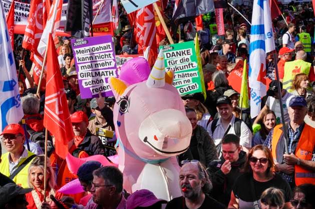 DGB-Protesttag gegen die Reformvorhaben der Bundesregierung im sozialen Bereich, aufgenommen in Essen (Foto vom 26.09.2026). Die Proteste richten sich unter anderem gegen eine drohende Abschaffung des Acht-Stunden-Tages, die Attestpflicht ab dem ersten Krankheitstag, hoehere Zuzahlungen fuer Versicherte im Gesundheitsbereich, ein schrittweises Steigen des Renteneintrittsalters, schlechtere Bedingungen fuer Altersteilzeit und die Streichung der abschlagsfreien Rente nach 45 Versicherungsjahren. Laut DGB gingen in 15 Staedten deutschlandweit Tausende Menschen auf die Strasse. (Siehe epd-Meldung vom 26.09.2026) EDITORIAL USE ONLY