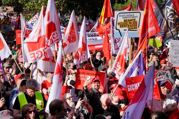 DGB-Protesttag gegen die Reformvorhaben der Bundesregierung im sozialen Bereich, aufgenommen in Essen (Foto vom 26.09.2026). Die Proteste richten sich unter anderem gegen eine drohende Abschaffung des Acht-Stunden-Tages, die Attestpflicht ab dem ersten Krankheitstag, hoehere Zuzahlungen fuer Versicherte im Gesundheitsbereich, ein schrittweises Steigen des Renteneintrittsalters, schlechtere Bedingungen fuer Altersteilzeit und die Streichung der abschlagsfreien Rente nach 45 Versicherungsjahren. Laut DGB gingen in 15 Staedten deutschlandweit Tausende Menschen auf die Strasse. (Siehe epd-Meldung vom 26.09.2026) EDITORIAL USE ONLY