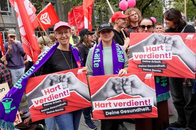 DGB-Protesttag gegen die Reformvorhaben der Bundesregierung im sozialen Bereich, aufgenommen in Essen (Foto vom 26.09.2026). Die Proteste richten sich unter anderem gegen eine drohende Abschaffung des Acht-Stunden-Tages, die Attestpflicht ab dem ersten Krankheitstag, hoehere Zuzahlungen fuer Versicherte im Gesundheitsbereich, ein schrittweises Steigen des Renteneintrittsalters, schlechtere Bedingungen fuer Altersteilzeit und die Streichung der abschlagsfreien Rente nach 45 Versicherungsjahren. Laut DGB gingen in 15 Staedten deutschlandweit Tausende Menschen auf die Strasse. (Siehe epd-Meldung vom 26.09.2026) EDITORIAL USE ONLY