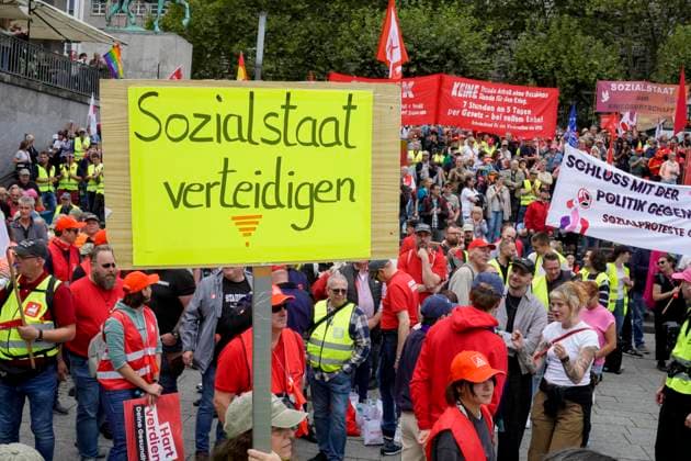 DGB-Protesttag gegen die Reformvorhaben der Bundesregierung im sozialen Bereich, aufgenommen in Essen (Foto vom 26.09.2026). Die Proteste richten sich unter anderem gegen eine drohende Abschaffung des Acht-Stunden-Tages, die Attestpflicht ab dem ersten Krankheitstag, hoehere Zuzahlungen fuer Versicherte im Gesundheitsbereich, ein schrittweises Steigen des Renteneintrittsalters, schlechtere Bedingungen fuer Altersteilzeit und die Streichung der abschlagsfreien Rente nach 45 Versicherungsjahren. Laut DGB gingen in 15 Staedten deutschlandweit Tausende Menschen auf die Strasse. (Siehe epd-Meldung vom 26.09.2026) EDITORIAL USE ONLY