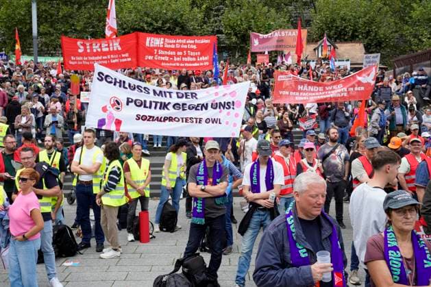 DGB-Protesttag gegen die Reformvorhaben der Bundesregierung im sozialen Bereich, aufgenommen in Essen (Foto vom 26.09.2026). Die Proteste richten sich unter anderem gegen eine drohende Abschaffung des Acht-Stunden-Tages, die Attestpflicht ab dem ersten Krankheitstag, hoehere Zuzahlungen fuer Versicherte im Gesundheitsbereich, ein schrittweises Steigen des Renteneintrittsalters, schlechtere Bedingungen fuer Altersteilzeit und die Streichung der abschlagsfreien Rente nach 45 Versicherungsjahren. Laut DGB gingen in 15 Staedten deutschlandweit Tausende Menschen auf die Strasse. (Siehe epd-Meldung vom 26.09.2026) EDITORIAL USE ONLY