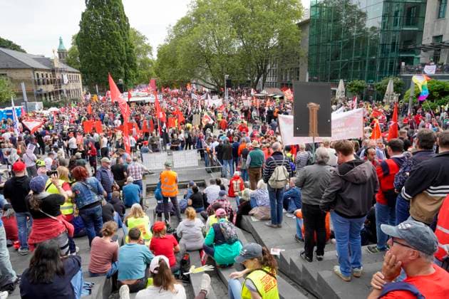 DGB-Protesttag gegen die Reformvorhaben der Bundesregierung im sozialen Bereich, aufgenommen in Essen (Foto vom 26.09.2026). Die Proteste richten sich unter anderem gegen eine drohende Abschaffung des Acht-Stunden-Tages, die Attestpflicht ab dem ersten Krankheitstag, hoehere Zuzahlungen fuer Versicherte im Gesundheitsbereich, ein schrittweises Steigen des Renteneintrittsalters, schlechtere Bedingungen fuer Altersteilzeit und die Streichung der abschlagsfreien Rente nach 45 Versicherungsjahren. Laut DGB gingen in 15 Staedten deutschlandweit Tausende Menschen auf die Strasse. (Siehe epd-Meldung vom 26.09.2026) EDITORIAL USE ONLY