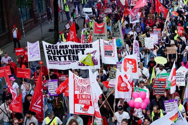 DGB-Protesttag gegen die Reformvorhaben der Bundesregierung im sozialen Bereich, aufgenommen in Essen (Foto vom 26.09.2026). Die Proteste richten sich unter anderem gegen eine drohende Abschaffung des Acht-Stunden-Tages, die Attestpflicht ab dem ersten Krankheitstag, hoehere Zuzahlungen fuer Versicherte im Gesundheitsbereich, ein schrittweises Steigen des Renteneintrittsalters, schlechtere Bedingungen fuer Altersteilzeit und die Streichung der abschlagsfreien Rente nach 45 Versicherungsjahren. Laut DGB gingen in 15 Staedten deutschlandweit Tausende Menschen auf die Strasse. (Siehe epd-Meldung vom 26.09.2026) EDITORIAL USE ONLY