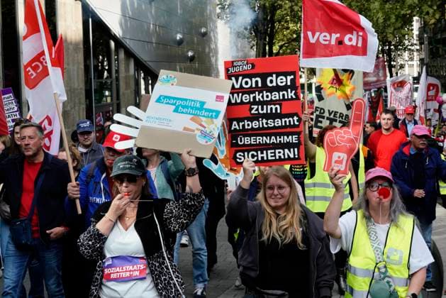 DGB-Protesttag gegen die Reformvorhaben der Bundesregierung im sozialen Bereich, aufgenommen in Essen (Foto vom 26.09.2026). Die Proteste richten sich unter anderem gegen eine drohende Abschaffung des Acht-Stunden-Tages, die Attestpflicht ab dem ersten Krankheitstag, hoehere Zuzahlungen fuer Versicherte im Gesundheitsbereich, ein schrittweises Steigen des Renteneintrittsalters, schlechtere Bedingungen fuer Altersteilzeit und die Streichung der abschlagsfreien Rente nach 45 Versicherungsjahren. Laut DGB gingen in 15 Staedten deutschlandweit Tausende Menschen auf die Strasse. (Siehe epd-Meldung vom 26.09.2026) EDITORIAL USE ONLY