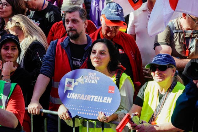 DGB-Protesttag gegen die Reformvorhaben der Bundesregierung im sozialen Bereich, aufgenommen in Essen (Foto vom 26.09.2026). Die Proteste richten sich unter anderem gegen eine drohende Abschaffung des Acht-Stunden-Tages, die Attestpflicht ab dem ersten Krankheitstag, hoehere Zuzahlungen fuer Versicherte im Gesundheitsbereich, ein schrittweises Steigen des Renteneintrittsalters, schlechtere Bedingungen fuer Altersteilzeit und die Streichung der abschlagsfreien Rente nach 45 Versicherungsjahren. Laut DGB gingen in 15 Staedten deutschlandweit Tausende Menschen auf die Strasse. (Siehe epd-Meldung vom 26.09.2026) EDITORIAL USE ONLY