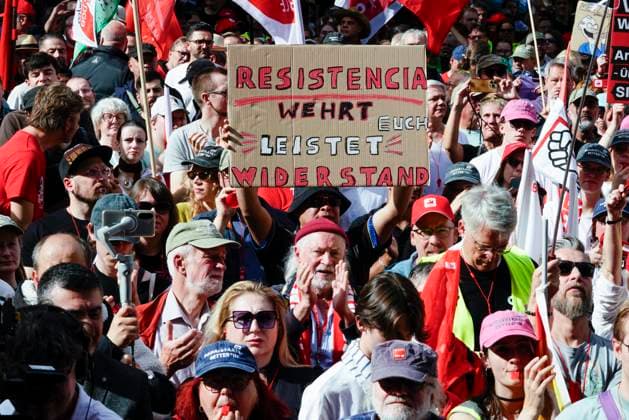 DGB-Protesttag gegen die Reformvorhaben der Bundesregierung im sozialen Bereich, aufgenommen in Essen (Foto vom 26.09.2026). Die Proteste richten sich unter anderem gegen eine drohende Abschaffung des Acht-Stunden-Tages, die Attestpflicht ab dem ersten Krankheitstag, hoehere Zuzahlungen fuer Versicherte im Gesundheitsbereich, ein schrittweises Steigen des Renteneintrittsalters, schlechtere Bedingungen fuer Altersteilzeit und die Streichung der abschlagsfreien Rente nach 45 Versicherungsjahren. Laut DGB gingen in 15 Staedten deutschlandweit Tausende Menschen auf die Strasse. (Siehe epd-Meldung vom 26.09.2026) EDITORIAL USE ONLY