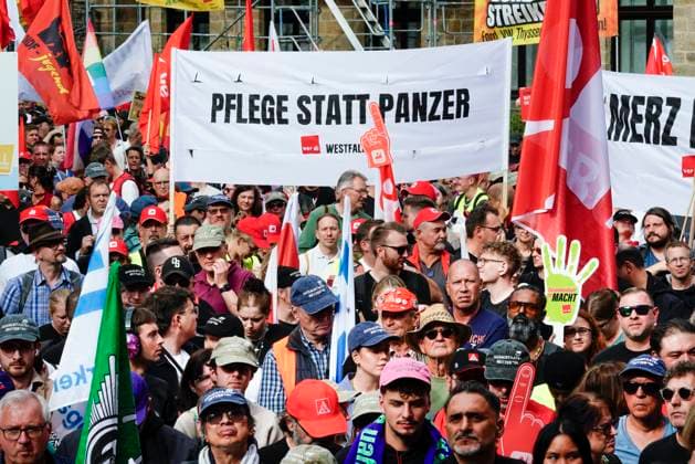 DGB-Protesttag gegen die Reformvorhaben der Bundesregierung im sozialen Bereich, aufgenommen in Essen (Foto vom 26.09.2026). Die Proteste richten sich unter anderem gegen eine drohende Abschaffung des Acht-Stunden-Tages, die Attestpflicht ab dem ersten Krankheitstag, hoehere Zuzahlungen fuer Versicherte im Gesundheitsbereich, ein schrittweises Steigen des Renteneintrittsalters, schlechtere Bedingungen fuer Altersteilzeit und die Streichung der abschlagsfreien Rente nach 45 Versicherungsjahren. Laut DGB gingen in 15 Staedten deutschlandweit Tausende Menschen auf die Strasse. (Siehe epd-Meldung vom 26.09.2026) EDITORIAL USE ONLY