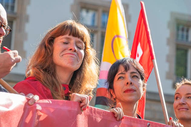 Kerstin Wolter + Elif Eralp + Ines Schwerdtner. EUR, Deutschland, Berlin, 26.09.2026: Kerstin Wolter, Elif Eralp, Ines Schwerdtner. Block der Partei Die Linke. Bundesweite Sozialproteste des DGB und seiner Mitgliedsgewerkschaften unter dem Motto Hart verdient! Deine Arbeit.Deine Gesundheit. Deine Rente.