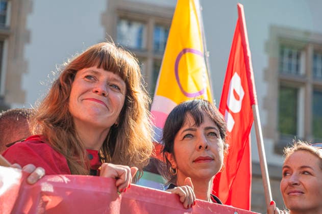 Kerstin Wolter + Elif Eralp + Ines Schwerdtner. EUR, Deutschland, Berlin, 26.09.2026: Kerstin Wolter, Elif Eralp, Ines Schwerdtner. Block der Partei Die Linke. Bundesweite Sozialproteste des DGB und seiner Mitgliedsgewerkschaften unter dem Motto Hart verdient! Deine Arbeit.Deine Gesundheit. Deine Rente.