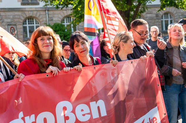 Kerstin Wolter + Elif Eralp + Ines Schwerdtner. EUR, Deutschland, Berlin, 26.09.2026: Kerstin Wolter, Elif Eralp, Ines Schwerdtner. Block der Partei Die Linke. Bundesweite Sozialproteste des DGB und seiner Mitgliedsgewerkschaften unter dem Motto Hart verdient! Deine Arbeit.Deine Gesundheit. Deine Rente.