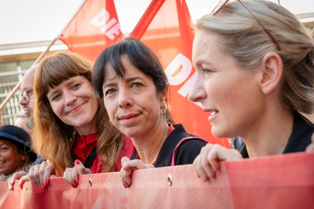 Kerstin Wolter + Elif Eralp + Ines Schwerdtner. EUR, Deutschland, Berlin, 26.09.2026: Kerstin Wolter, Elif Eralp, Ines Schwerdtner. Block der Partei Die Linke. Bundesweite Sozialproteste des DGB und seiner Mitgliedsgewerkschaften unter dem Motto Hart verdient! Deine Arbeit.Deine Gesundheit. Deine Rente.