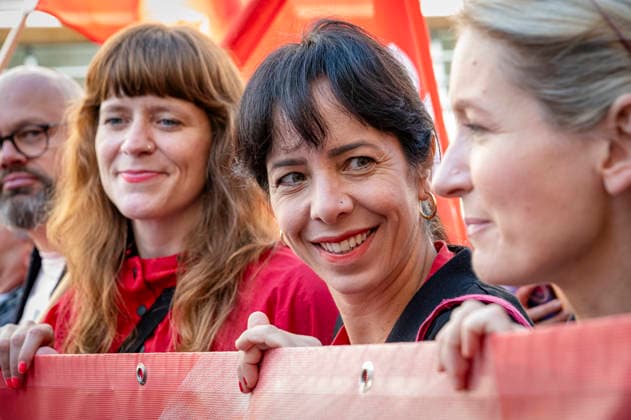 Kerstin Wolter + Elif Eralp + Ines Schwerdtner. EUR, Deutschland, Berlin, 26.09.2026: Kerstin Wolter, Elif Eralp, Ines Schwerdtner. Block der Partei Die Linke. Bundesweite Sozialproteste des DGB und seiner Mitgliedsgewerkschaften unter dem Motto Hart verdient! Deine Arbeit.Deine Gesundheit. Deine Rente.